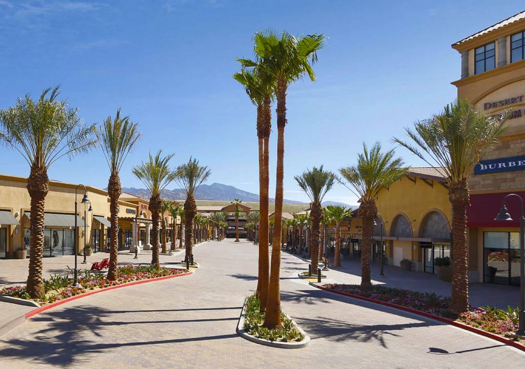 Bezoek een outlet mall in Californië. Goedkoop merkkleding kopen.